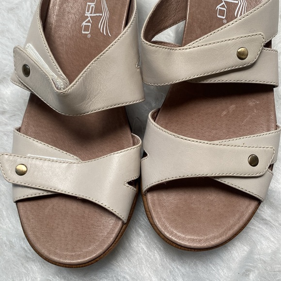 Dansko Sandler Women's light Beige Strap Sandals - Picture 2 of 4